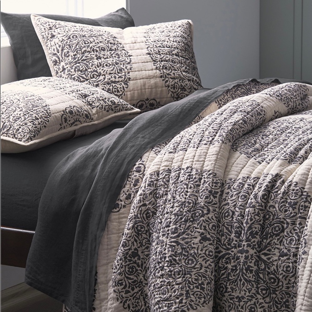 Garnet Hill Medallion Linen Quilt — Twin, NWT